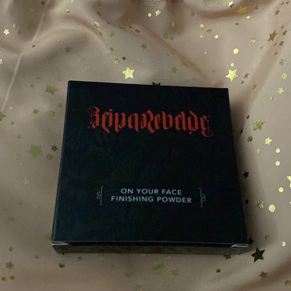 Reina Rebelde on your face finishing powder - Picture 2 of 4